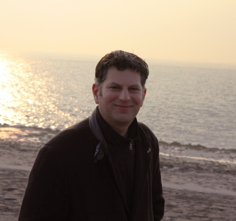 A photo of Maarten Horst next to the ocean.