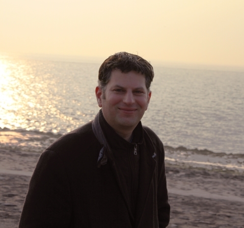 A photo of Maarten Horst next to the ocean. A photo of Maarten Horst next to the ocean.